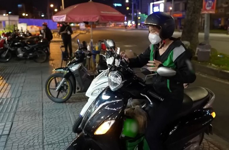 Thuỳ Tiên gác vương miện Hoa hậu, làm xe ôm vào lúc 2 giờ sáng.