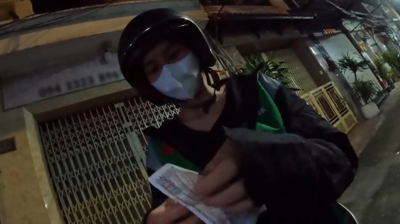 Thùy Tiên đã mất kiên nhẫn đợi cuốc xe và ngỡ ngàng khi nhận tiền công.