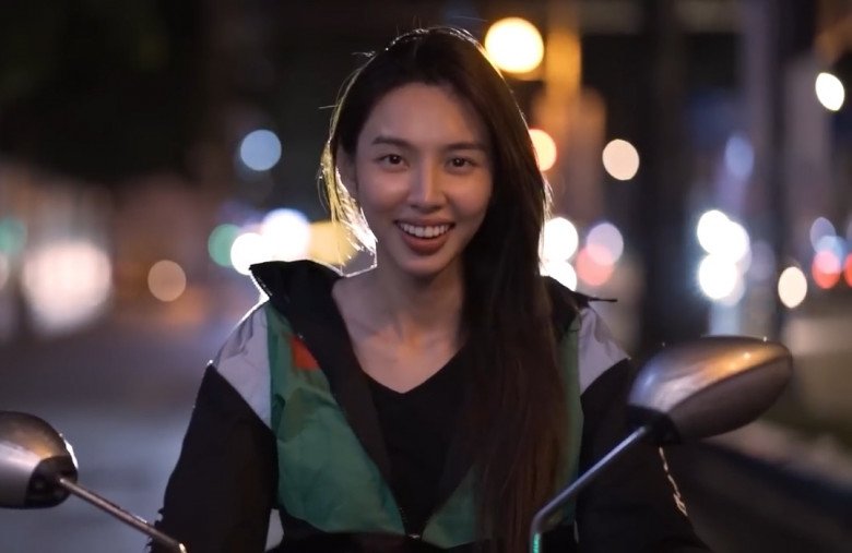 Hoa hậu danh giá của Việt Nam làm xe ôm, ăn cơm hộp lề đường trong đêm - 2