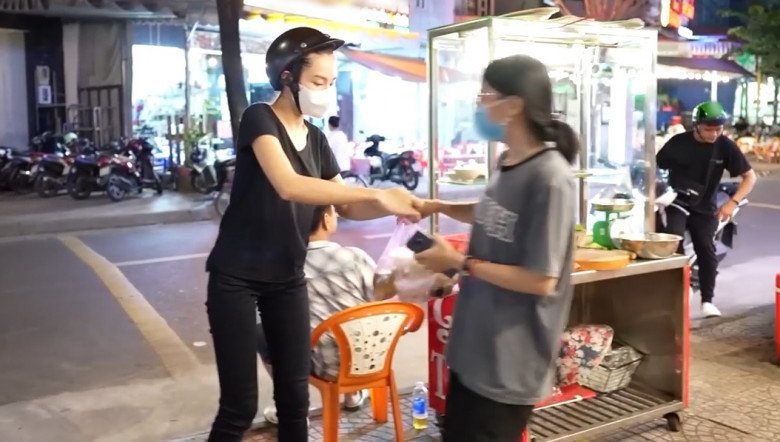 Hoa hậu danh giá của Việt Nam làm xe ôm, ăn cơm hộp lề đường trong đêm - 6