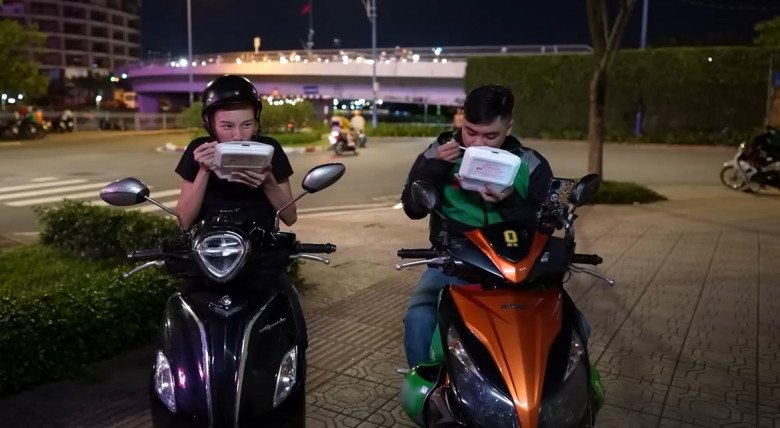 Hoa hậu danh giá của Việt Nam làm xe ôm, ăn cơm hộp lề đường trong đêm - 4