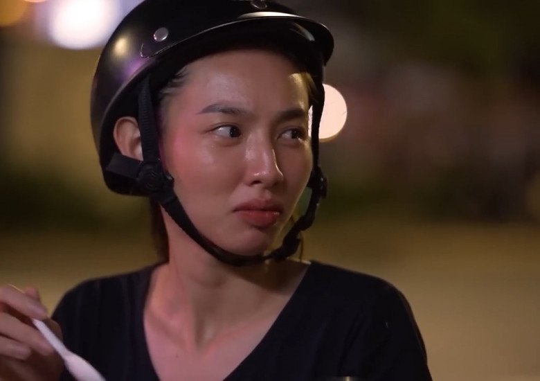 Người đẹp nổi tiếng giản dị áo thun, dép lào, ăn cơm hộp lề đường khi làm tài xế.