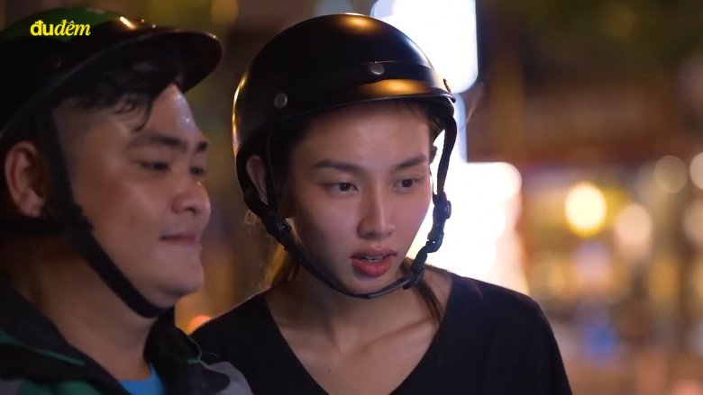 Hoa hậu danh giá của Việt Nam làm xe ôm, ăn cơm hộp lề đường trong đêm - 1