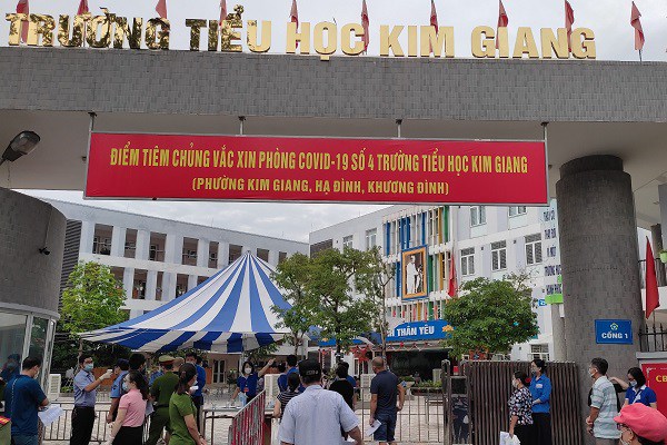 Sau chuyến dã ngoại, nhiều học sinh bị đau bụng, buồn nôn phải nhập viện cấp cứu. 