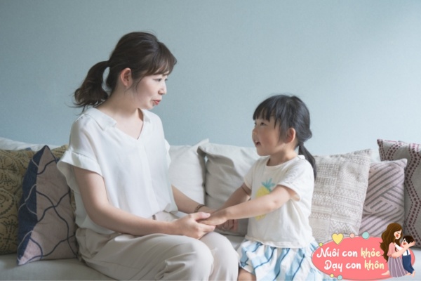 Đang tắm thì con gái hỏi: amp;#34;Sao chỗ của mẹ khác chỗ của con vậy?amp;#34;, câu trả lời của người mẹ rất đáng học hỏi - 4
