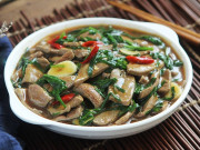 Bếp Eva - Loại lá mệnh danh là "rau của thận", đem xào với gan được món vừa ngon lại bổ