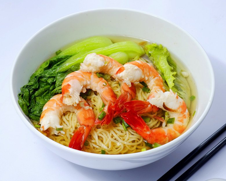 Các chuyên gia nhận định, ăn mỳ tôm kết hợp thêm chất đạm và một số loại rau, củ, quả là khoa học và hợp lý. 