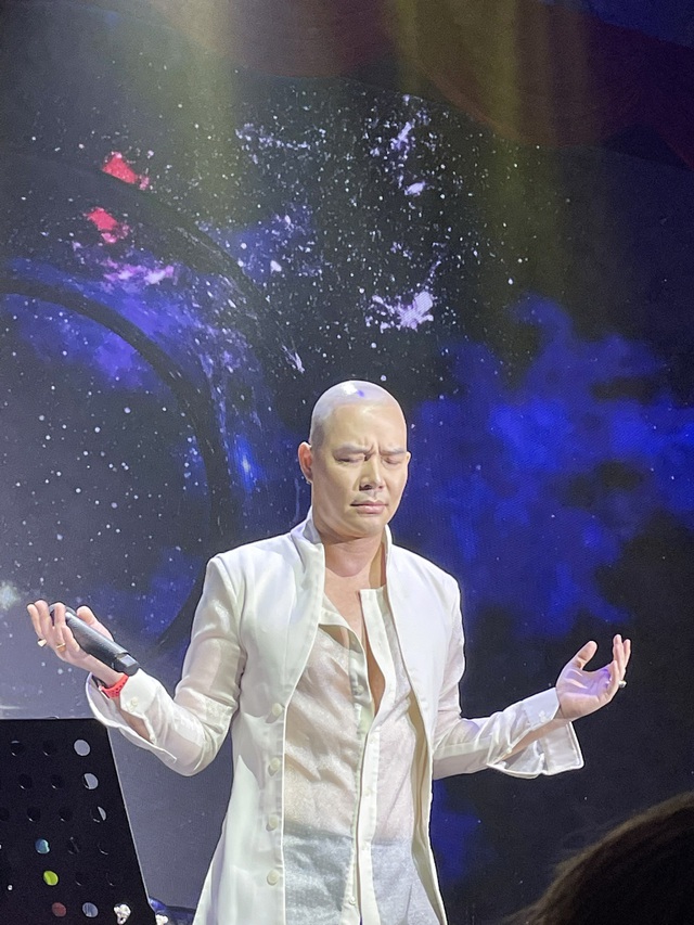 Nam ca sĩ đau khổ khi bị bạn lừa tiền tại Thái Lan.