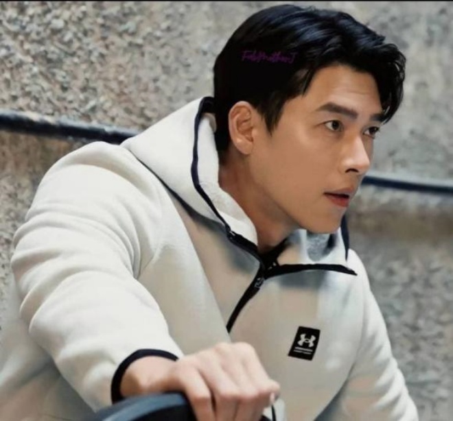 Hyun Bin hoàn thành xong công việc để trở về kỷ niệm ngày cưới.