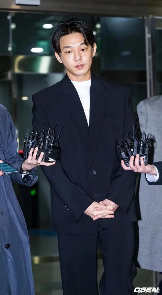 Yoo Ah In vừa phải trình diện tại sở cảnh sát.
