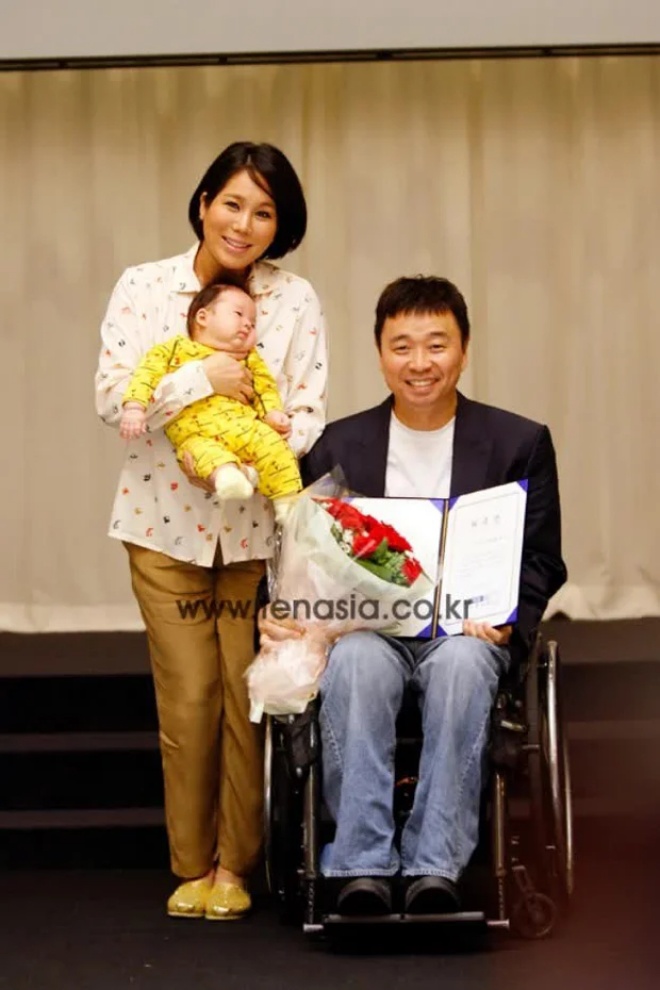 Kim Song - vợ của Kang Won Rae ủng hộ Yoo Ah In.