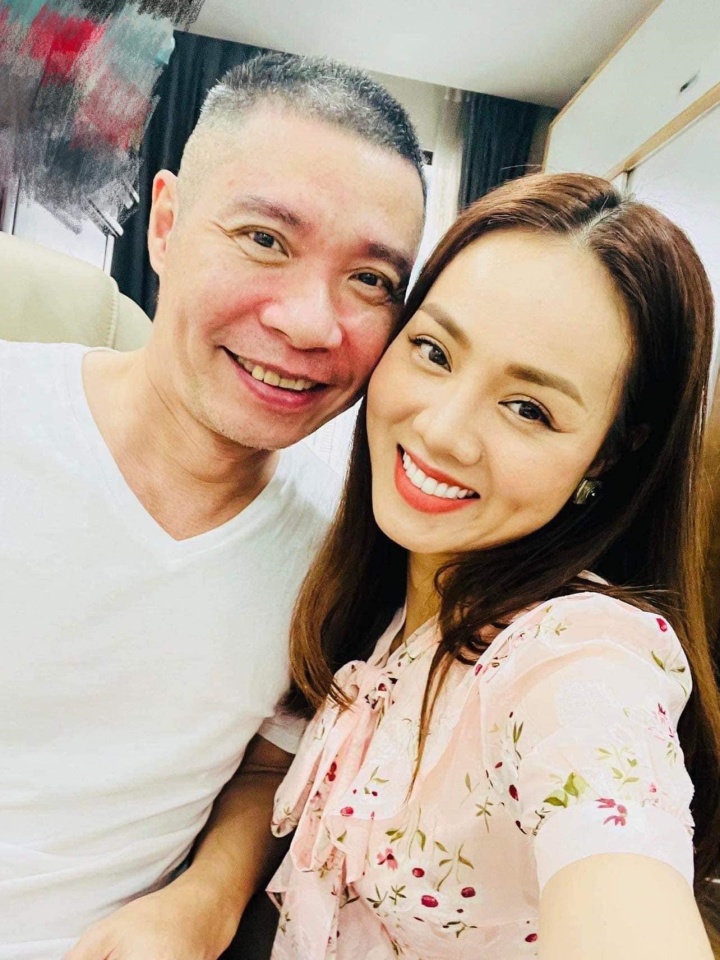  Nam nghệ sĩ có vợ trẻ Ngọc Hà luôn đồng hành. 