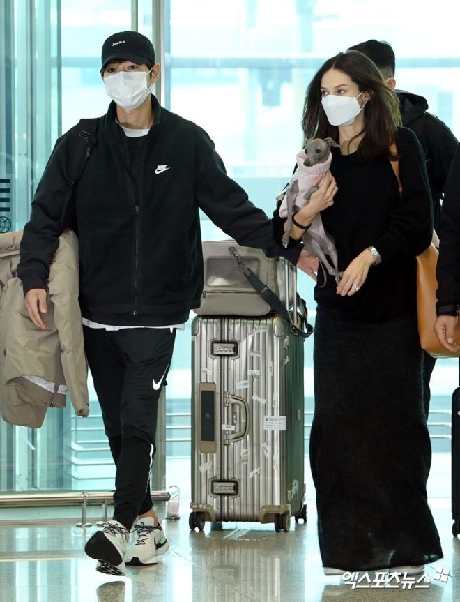 Nói về bà xã, Song Joong Ki luôn dành cho cô sự ưu ái.