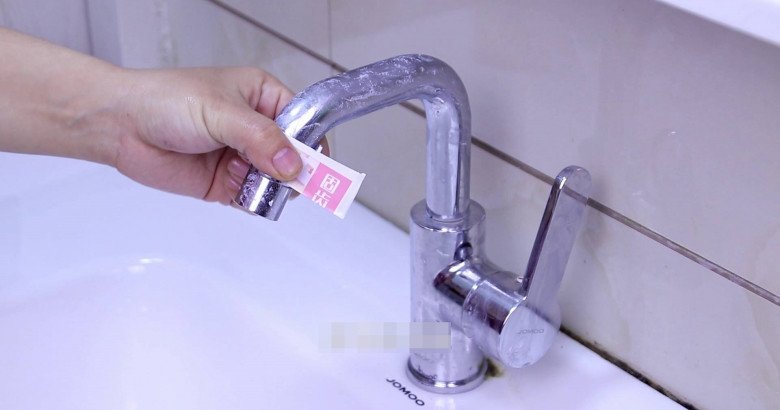 Vỏ kem đánh răng đã hết là amp;#34;bảo bốiamp;#34;, cắt ra để trong nhà có nhiều công dụng thần kỳ - 4