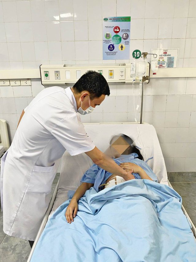 Bác sĩ thăm khám bệnh nhân Đ.T.M.T sau phẫu thuật