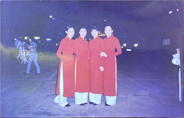 Cô có nhiều năm theo đuổi nghề tiếp viên hàng không.