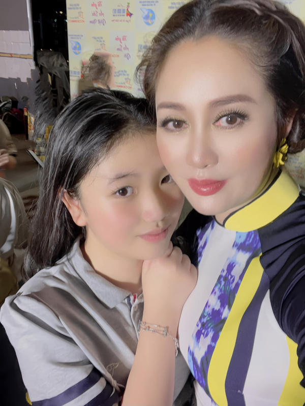 Đàm Lưu Ly và con gái.