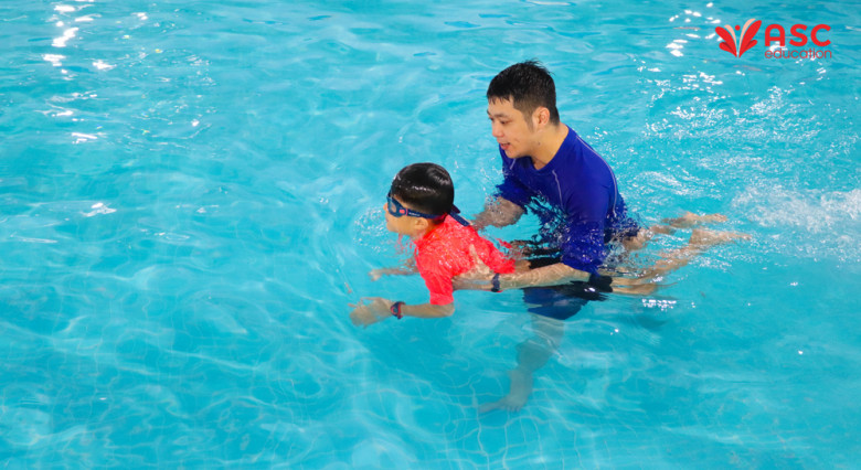 Cho con học sinh tồn dưới nước trước hay học bơi trước? - 5