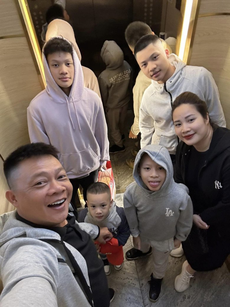 MC Trần Quang Minh 16 năm hôn nhân, 4 đứa con trai, cãi nhau với vợ đúng 8 lần: Xuân Bắc nói amp;#34;điêu vừa phải thôiamp;#34; - 1