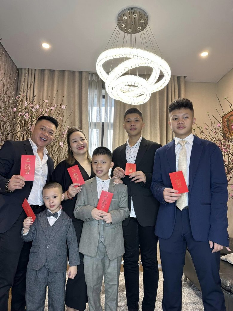 2 cậu con trai đầu của nam MC đã rất cao lớn, vượt bố mẹ.