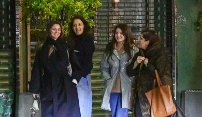 Katie Holmes luôn ở bên con gái khi có thời gian rảnh.