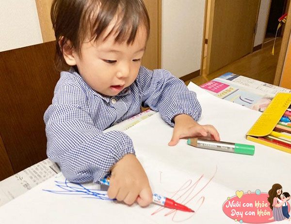 Bố mẹ có thể sử dụng sức mạnh của sách tranh, truyện tranh, vẽ... để trau dồi tư duy logic cho trẻ.