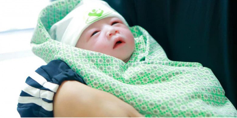 Trải qua thai kỳ vất vả vì bị cạn ối phải truyền ối 3 lần, chị H. đã đón con gái nhỏ chào đời. (Ảnh: BSCC)