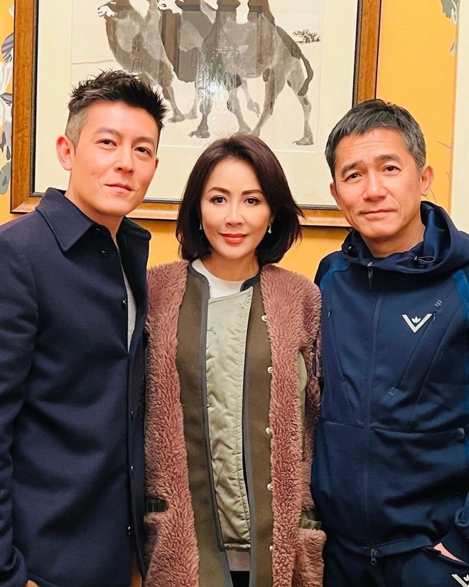 Dù khác tách biệt nhưng Lưu Gia Linh và Lương Triều Vỹ vẫn bên nhau rất thoải mái.