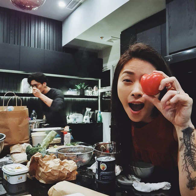 Ngô Thanh Vân - Huy Trần thoải mái tận hưởng cuộc sống hôn nhân.