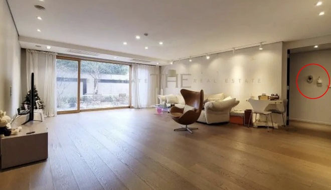 Chiếc váy cưới mini Son Ye Jin từng đăng được treo tại tường phòng khách.