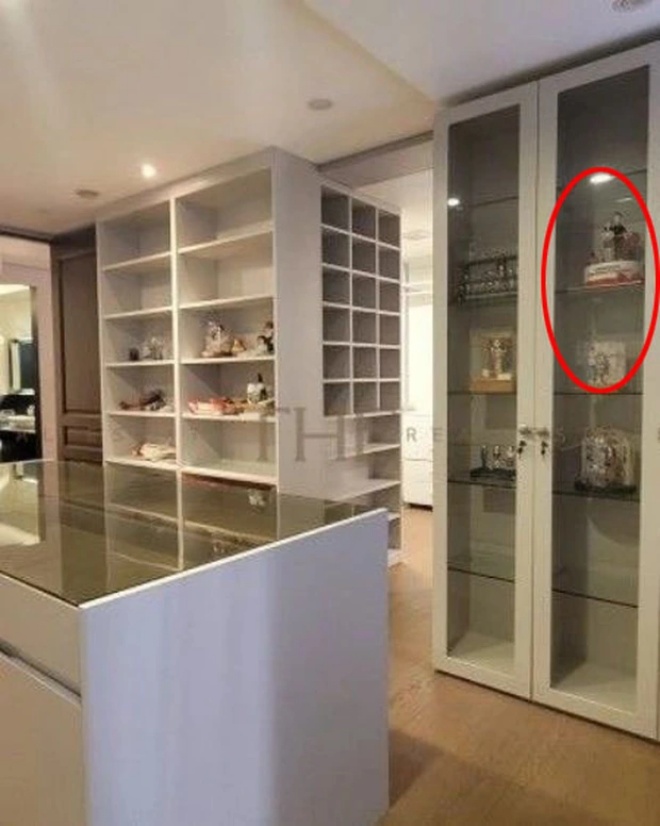 Hình ảnh nhân vật Ri Jeong Hyuk và Yoon Se Ri được cô để trong tủ.