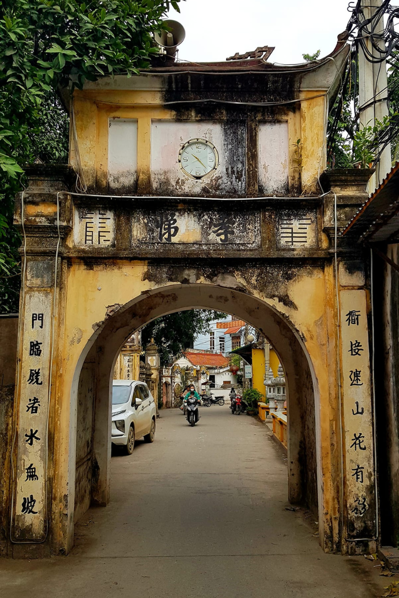 Đặt chân lên địa phận làng Cự Đà, bất cứ ai cũng cảm thấy ấn tượng với những cổng làng mang đậm nét rêu phong cổ kính được đắp nổi chữ Hán…
