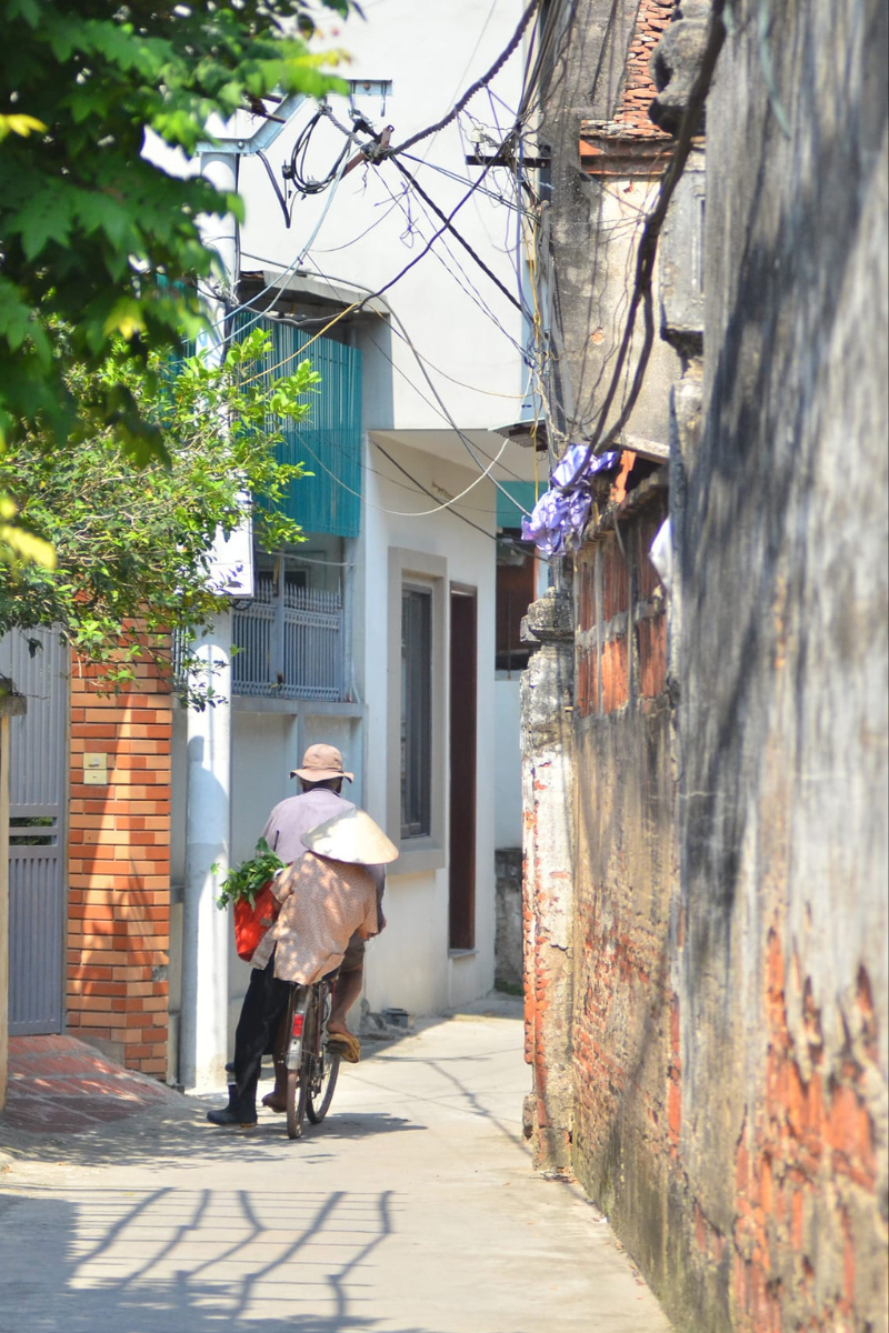 Làng cổ được quy hoạch ngăn nắp, trật tự. Từ con đường làng lớn tỏa ra hàng chục con ngõ nhỏ dẫn vào các xóm.
