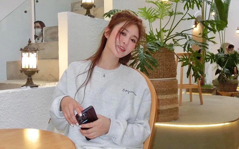 Ribi Sachi khoác lên người chiếc áo sweater cotton tối giản chất liệu dày dặn để có thể xuống phố những ngày giao mùa trời se lạnh. 
