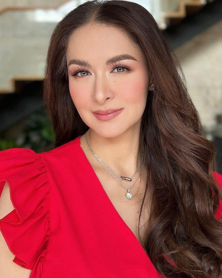 Cận cảnh dung nhan của Marian Rivera ở tuổi 39 ở studio sau khi cô được các chuyên gia trang điểm, làm tóc chăm sóc.