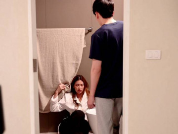 Đến thăm bạn thân đang ốm liệt giường, tôi sửng sốt khi thấy vợ từ tủ quần áo nhảy ra