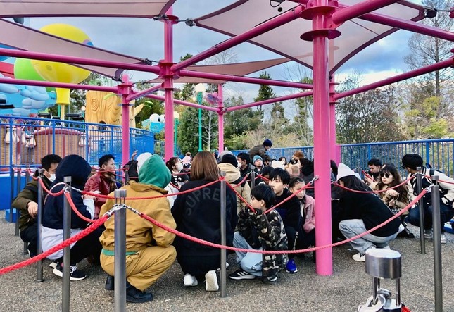 ユニバーサル・スタジオ・ジャパン（大阪市）で地震が起き、うずくまる観光客。 写真：ロイター