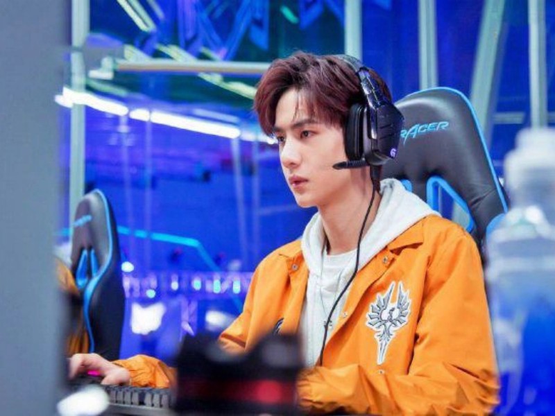 Năm 2019, Vương Nhất Bác đảm nhận vai chính trong bộ phim về đề tài Esports Cùng em đi đến tận cùng thế giới và nhận được nhiều phản hồi tích cực từ người hâm mộ.
