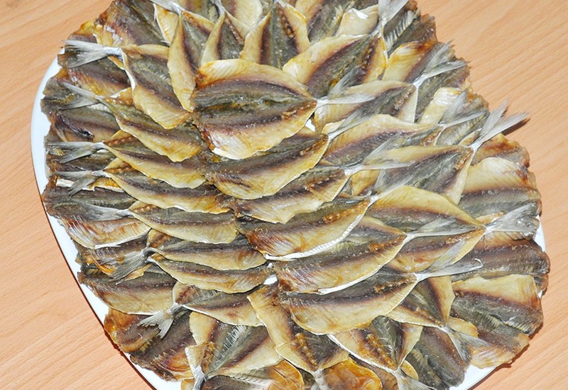 Cũng như mực khô, cá chỉ vàng khô là món ăn được nhiều người ưa chuộng. Cá chỉ vàng thường được nướng hoặc rán lên rồi chấm tương ớt và nhâm nhi cùng vài ngụm bia vô cùng thú vị.
