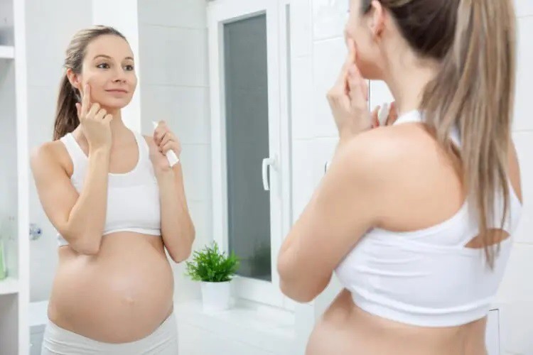 Khi mang thai thường dễ bị nổi mụn.