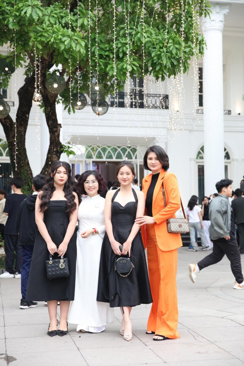Được biết, Huệ Anh 15 tuổi, sang 2024, em bé sẽ lên 16 tuổi. Hiện tại, nhóc tì đang học tại một ngôi trường chuyên. Đứng bên cạnh mẹ, cô con gái tuy không có chiều cao trội như mẹ nhưng lại có gương mặt chuẩn hoa khôi.