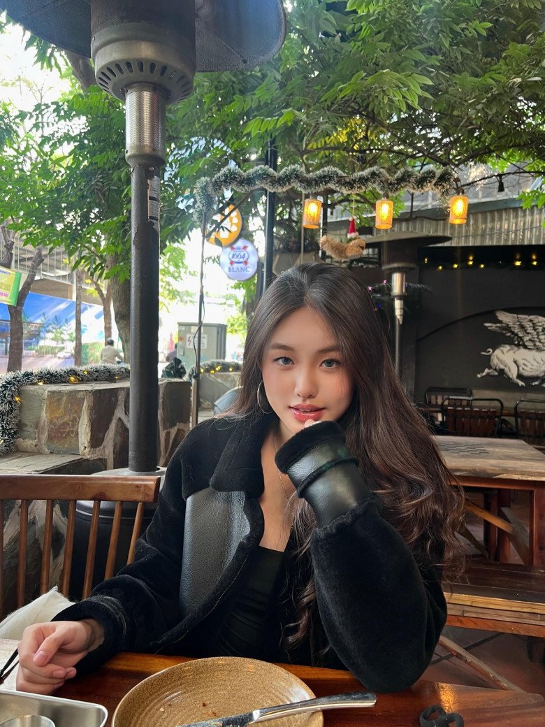 Không rõ sau này nhóc tì có tham gia đấu trường nhan sắc nào không nhưng hiện tại, sắc vóc lẫn lifestyle của nhóc tì xứng đáng là chiến binh nghìn máu của cuộc thi hoa hậu.