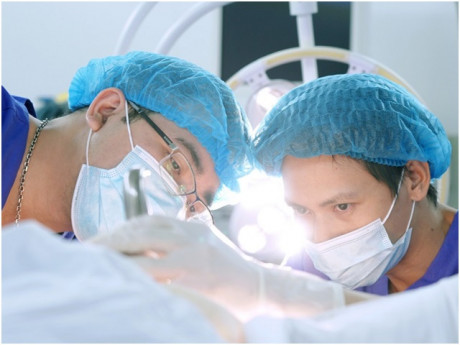 Hành trình vượt hơn 600km đi cấp cứu cho mẹ bầu 26 tuần của nam bác sĩ khâu vòng cổ tử cung