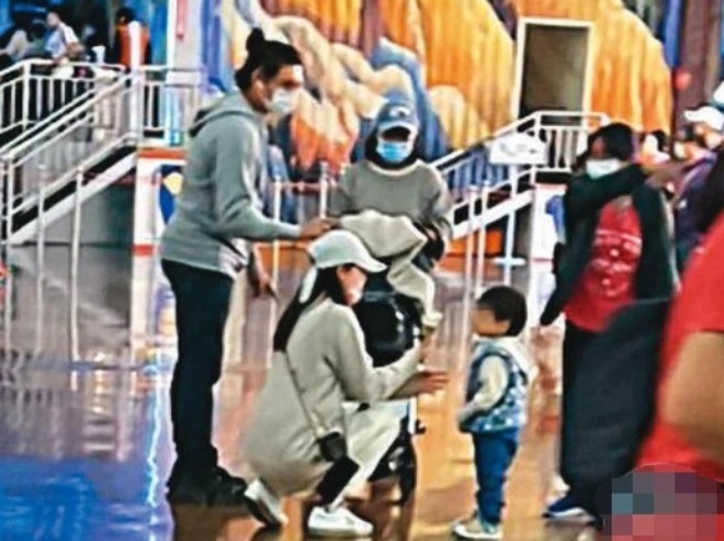 Lưu Thi Thi - Ngô Kỳ Long đưa con trai đi chơi, đi mua sắm giữa tin ly hôn.