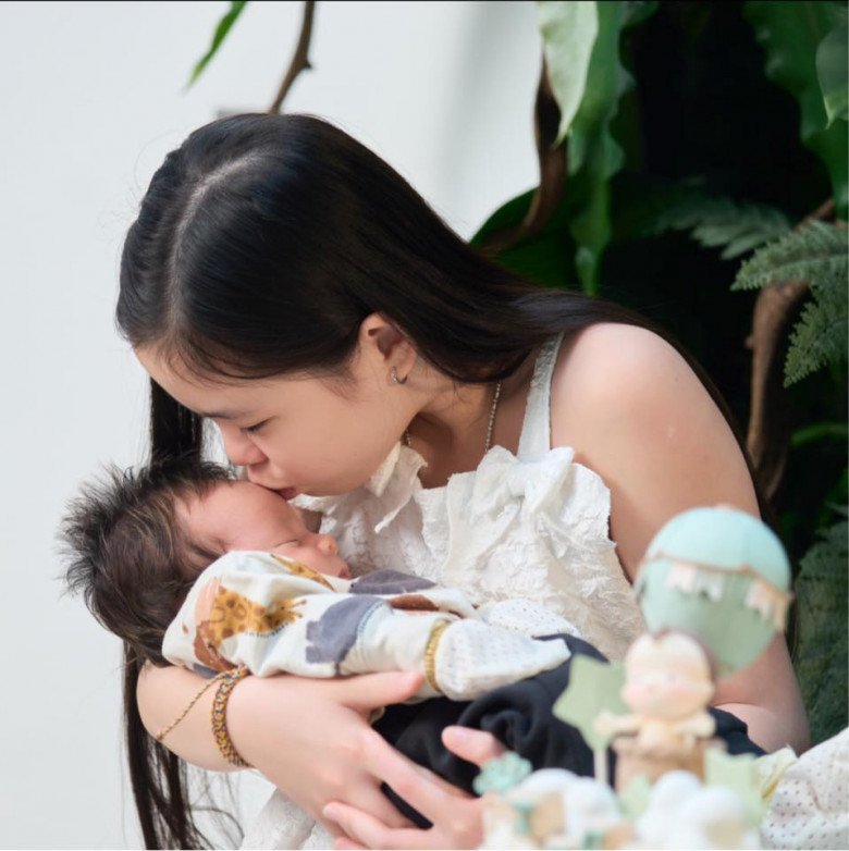 Lý Bình tự hào khi con gái biết cách chăm sóc em, phụ giúp bố mẹ.