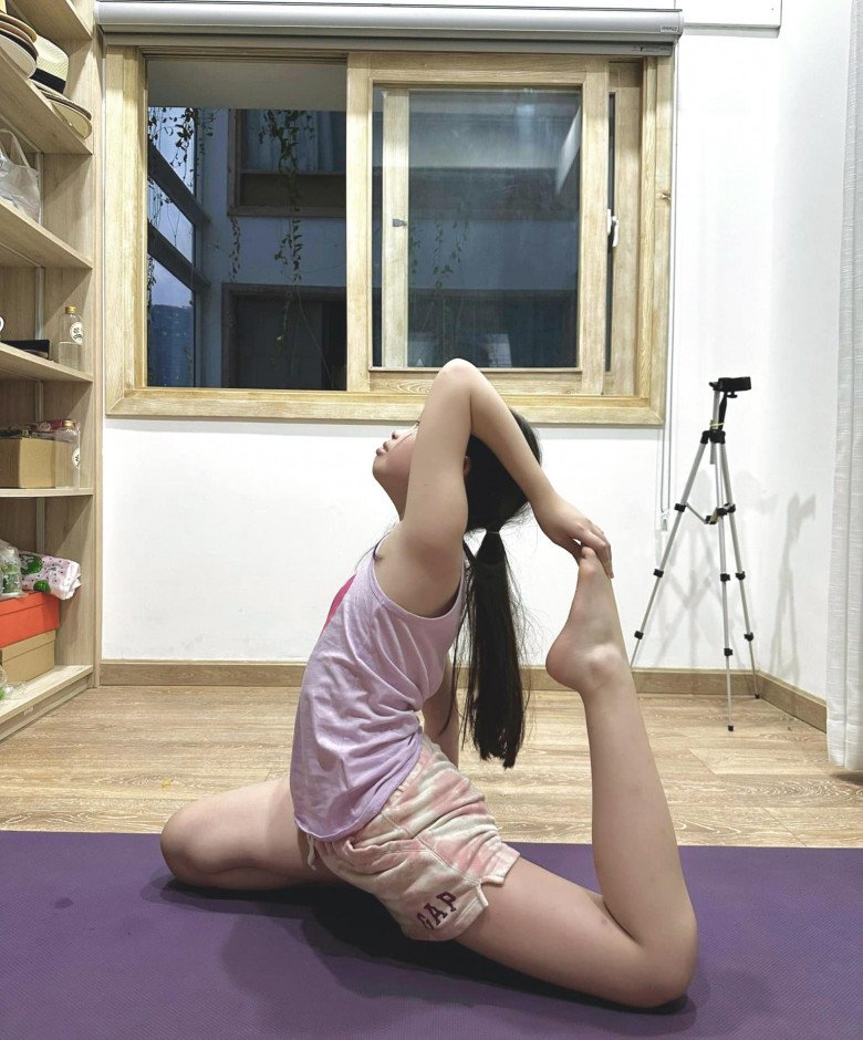 Ái nữ Phương Trinh Jolie theo mẹ học yoga.