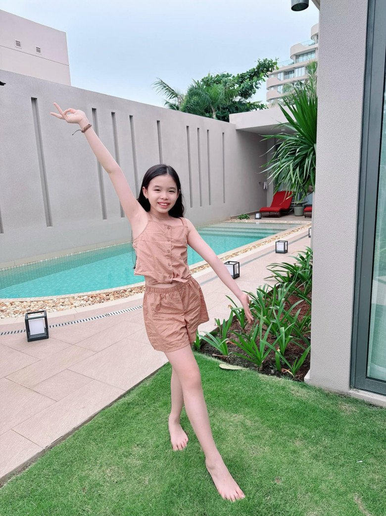 Cô bé có đôi chân dài khiến người xem xuýt xoa.