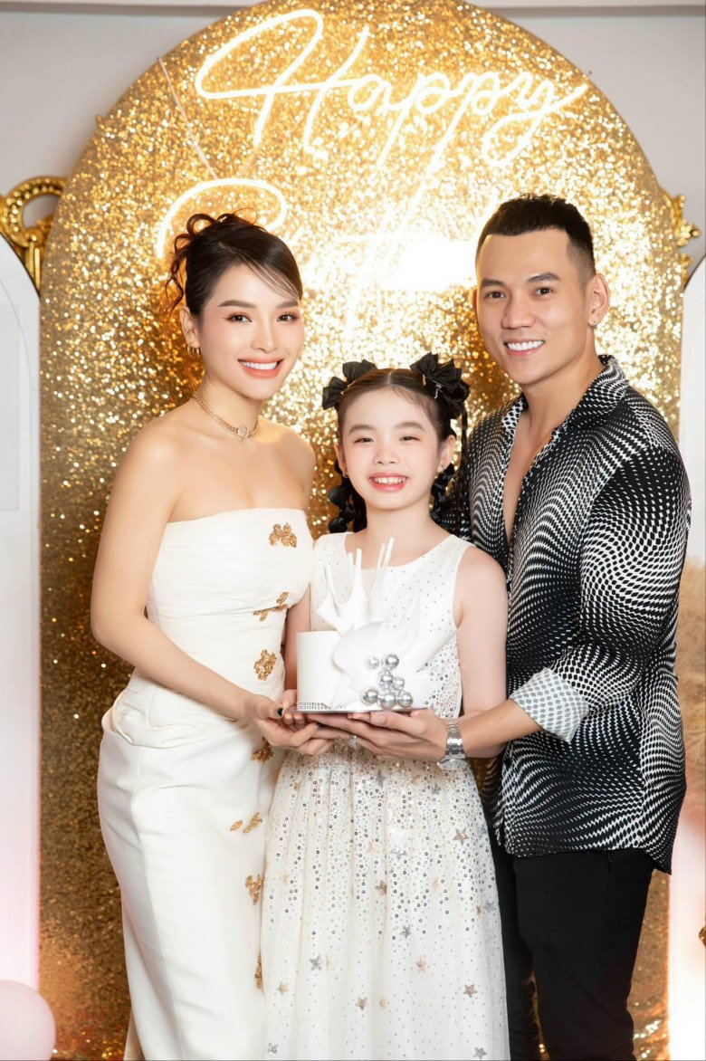 Mia là con riêng của Phương Trinh Jolie, hiện đang sống cùng vợ chồng nữ diễn viên.