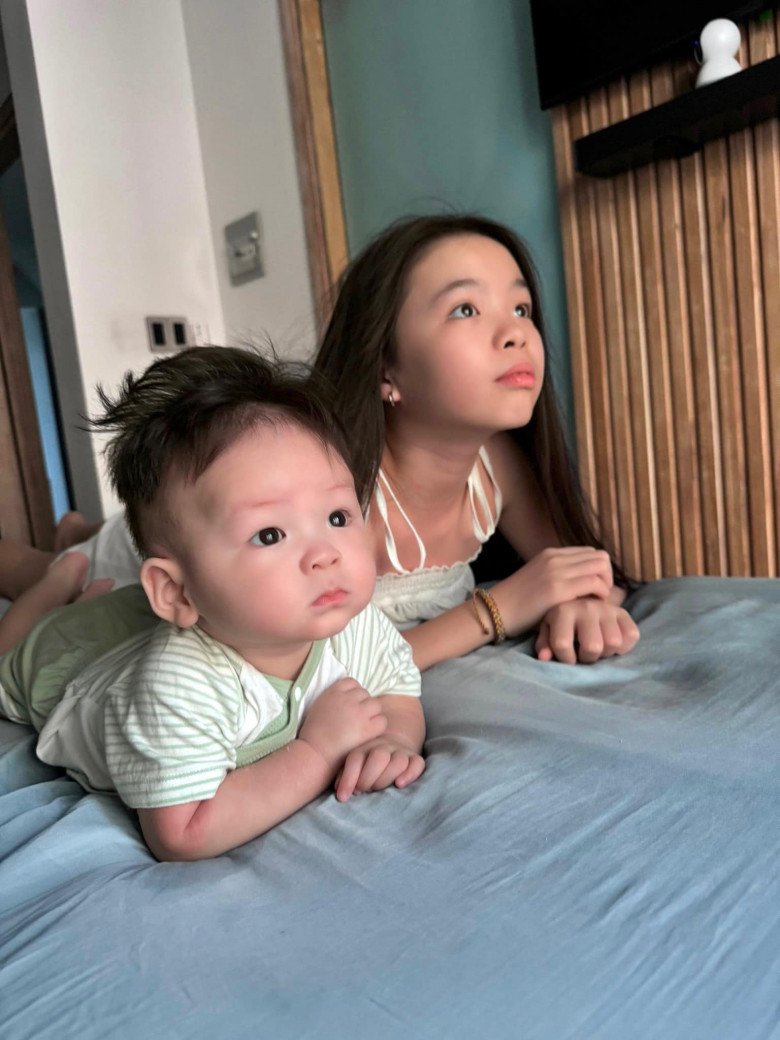 Hình ảnh 2 nhóc tì quấn quýt khiến nhiều người ngưỡng mộ.