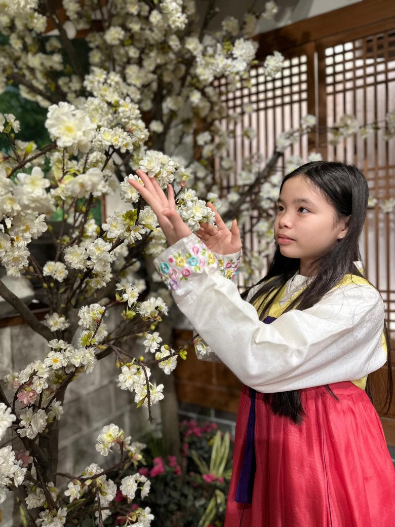 Ngoại hình cô bé được nhận xét ngày càng xinh xắn, nữ tính.